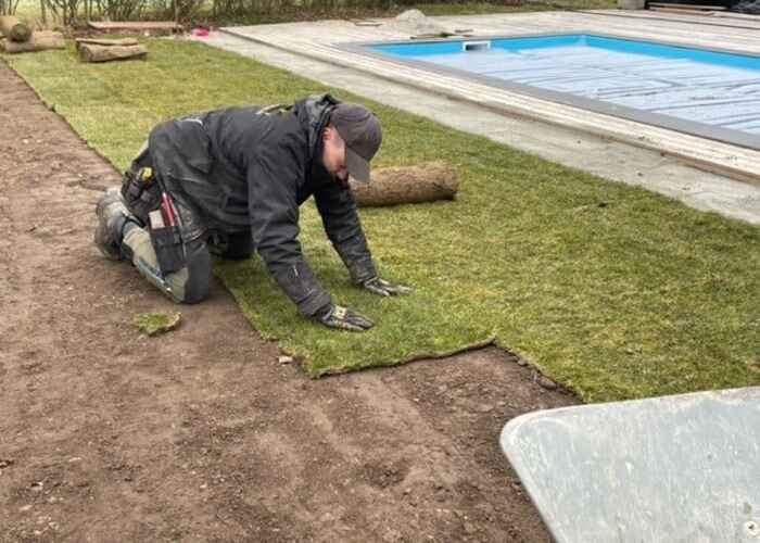 Anlæg af græsplæne med rullegræs – korrekt planering og komprimering på Sjælland